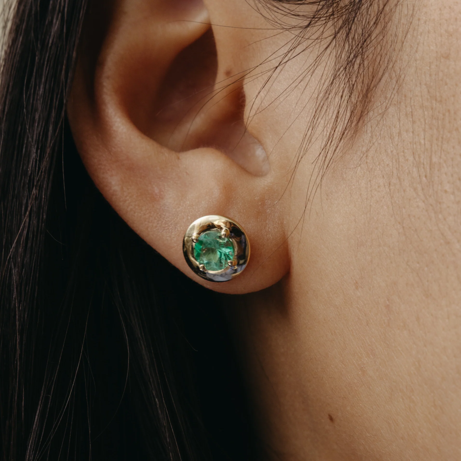 1.18tcw Emerald Ripple Prong Stud Earrings - Image 3