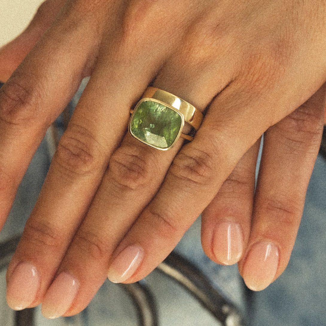 9.2CT GREEN TOURMALINE BEZEL RING - Image 2