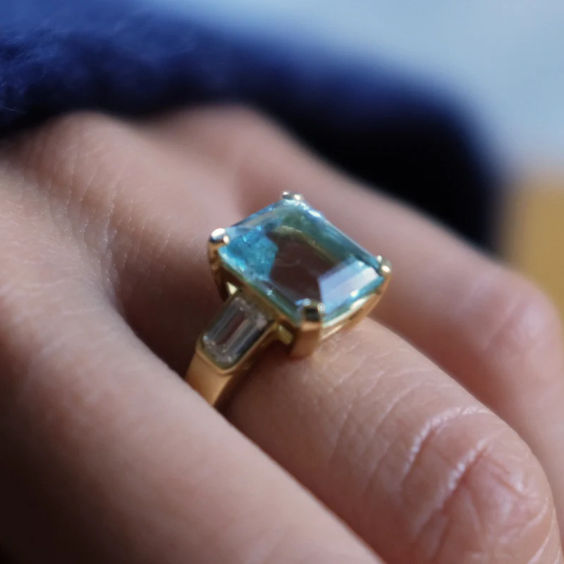AQUAMARINE DIAMOND THREE STONE RING - Image 4