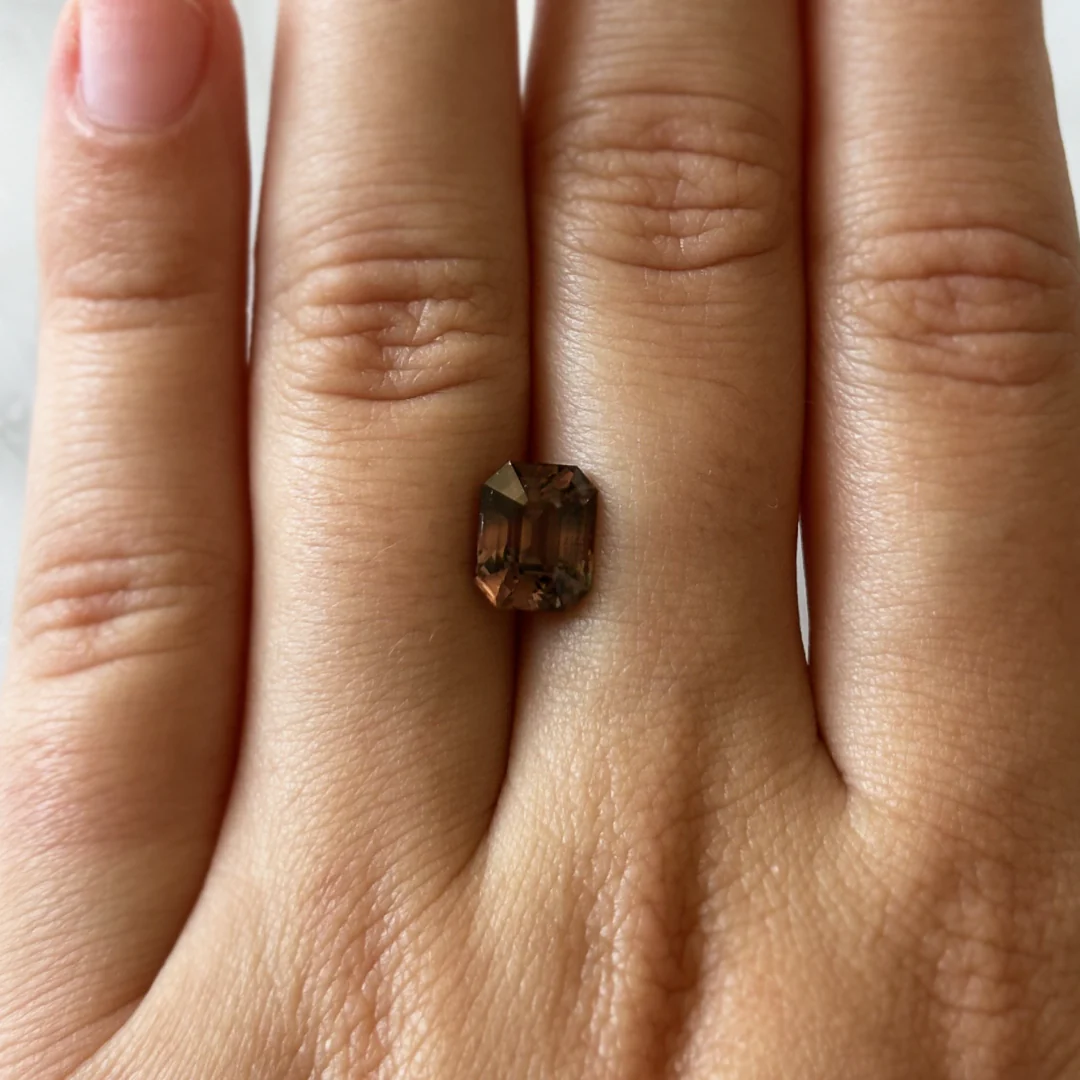 BESPOKE 3.19CT BROWN-PINK COLOR CHANGE SAPPHIRE - Image 3