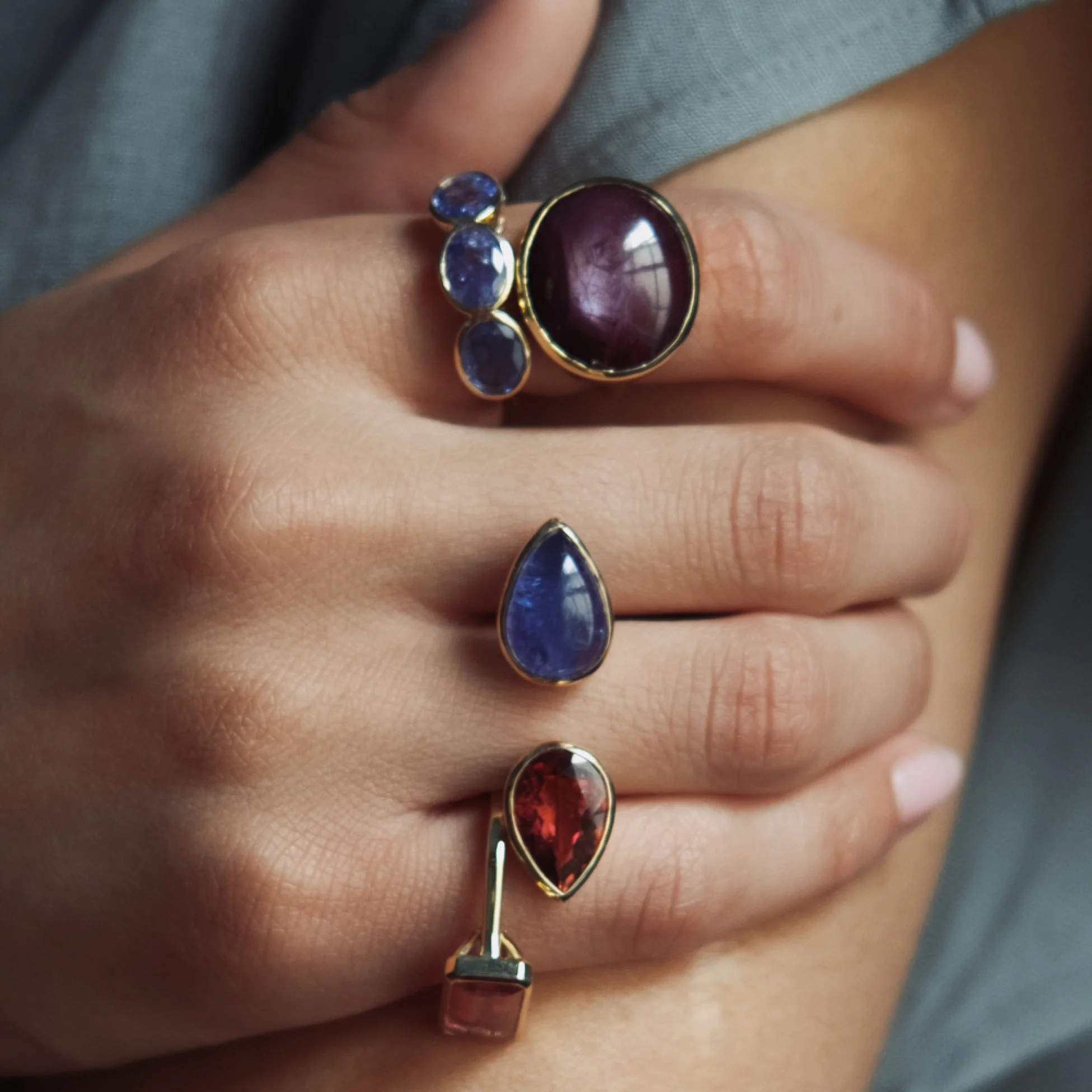 Tanzanite Three Stone Oval Bezel Ring - Image 4